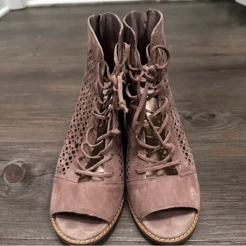 🌻 Tan VINCE CAMUTO Trevan Cutout Lace Up Peep Toe Ankle Booties - Size 7.5